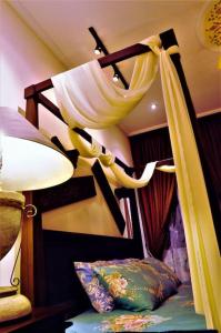 古晋Boutique Studio with exclusive views and amenities的一间卧室配有双层床、窗帘和灯