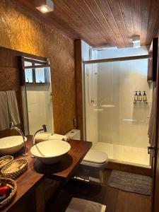 巴拉格兰德BobZ Boutique Resort, Suíte 21的浴室配有卫生间、盥洗盆和淋浴。