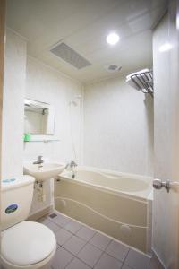 高雄瑞谷大饭店的浴室配有卫生间、盥洗盆和浴缸。