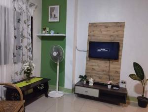独鲁万La Residencia Tacloban的客厅设有壁挂式平面电视。
