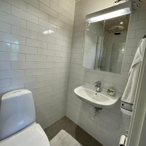 法伦Studion的白色的浴室设有卫生间和水槽。