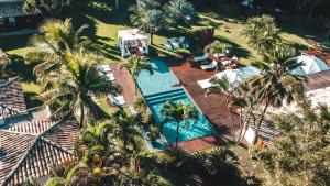 布希奥斯斯瑞纳布兹奥斯酒店的享有棕榈树游泳池的顶部景致