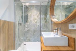 奥尔比亚Mensos Rooms的浴室配有白色水槽和淋浴。