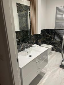 米兰P18&Rooms Palestrina 18的白色的浴室设有水槽和镜子