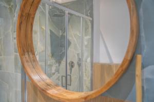 奥尔比亚Mensos的镜子,镜子里反射着淋浴