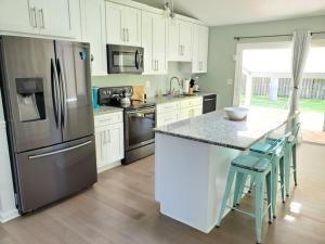圣奥古斯丁海滩Floridays的厨房配有白色橱柜和不锈钢冰箱