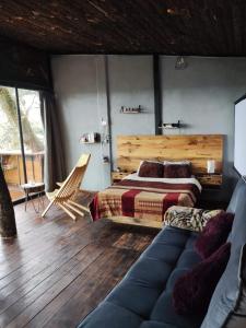 米内拉尔德尔蒙特Cabañas Everest的一间卧室配有一张床和一个沙发