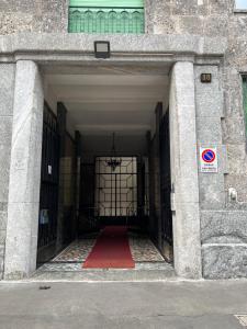 米兰P18&Rooms Palestrina 18的门前有红地毯的走廊