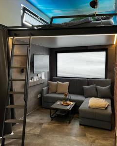 SalzhemmendorfSea Side Tiny House London的带沙发和高架床的客厅