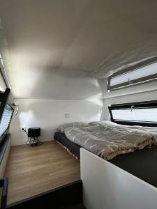 SalzhemmendorfSea Side Tiny House London的一间小卧室,配有床和窗户