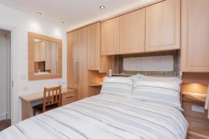 贝尔法斯特Central Belfast Apartments Alfred Street的卧室配有一张白色大床和一张书桌