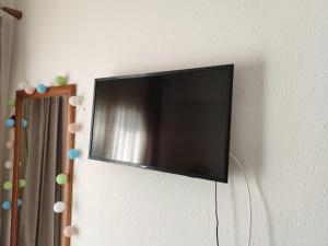 克里皮吉ΛΕΛΑ的挂在墙上的平面电视