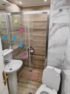 克里皮吉ΛΕΛΑ的浴室配有卫生间、盥洗盆和淋浴。
