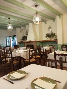 格拉茨莱马Hotel Casa de las Piedras的用餐室配有白色的桌子和木椅