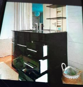 阿卡雄Villa Thomas的房间里的黑色梳妆台和镜子