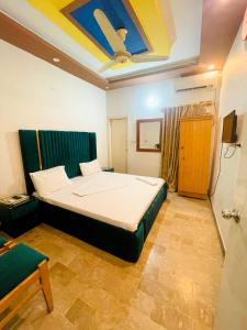 卡拉奇Rehaish Inn的一间卧室设有一张带天花板的床