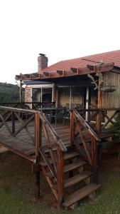 马格巴斯科鲁夫Kaltenbach Cottages的房屋设有木制甲板和椅子