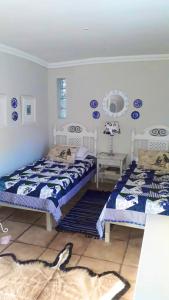 马格巴斯科鲁夫Kaltenbach Cottages的蓝色和白色的客房内的两张床