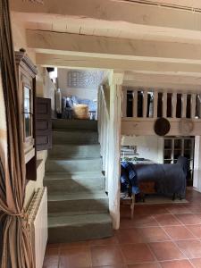 马德古拉Stunning 7-Bed House in Madriguera的楼梯,房子里,有一间