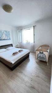 奥帕提亚Apartment Marina的一间卧室设有一张大床和一个大窗户