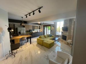 克里皮吉Sunny Seaside Villa-90 m from beach的客厅以及带沙发和桌子的厨房。