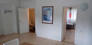 HällevadsholmHällevadsholm的一间拥有白色墙壁的客房,墙上挂着一张照片