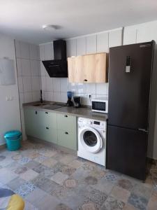科尔多瓦自由镇LOFT EN PATIO DE CASA TÍPICA DE PUEBLO的厨房配有冰箱和洗衣机。