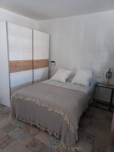 科尔多瓦自由镇LOFT EN PATIO DE CASA TÍPICA DE PUEBLO的一间卧室配有一张大床和两个枕头