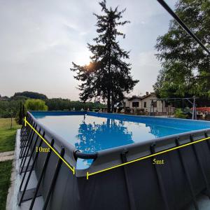 福利亚Masseria Le Querciole的游泳池四周有黄色的带子