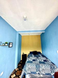 圣佩德罗拉拉古纳Nicolas House #2 with Lake Atitlán View的一间设有一张蓝色墙壁床铺的卧室