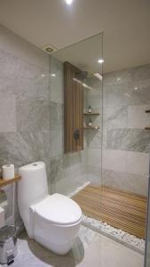 墨西哥城3 Bedroom Apartment in Polanco - best location的一间带卫生间和淋浴的浴室