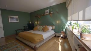 墨西哥城3 Bedroom Apartment in Polanco - best location的一间卧室配有一张带绿色墙壁的床