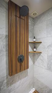 墨西哥城3 Bedroom Apartment in Polanco - best location的带淋浴的浴室和木墙