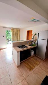 ParaguachiPosada Villa Mayo Apartamento Familiar a 5 Min de Playa Parguito的厨房配有炉灶和冰箱。