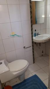 ParaguachiPosada Villa Mayo Apartamento Familiar a 5 Min de Playa Parguito的一间带卫生间和水槽的浴室