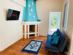 圣卡塔里纳帕洛波Villa Palopo的客厅设有蓝色的沙发和壁炉