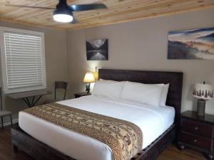 烟囱岩Carter Lodge - On The River的一间卧室,卧室内配有一张大床
