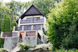 比克克森特凯赖斯特Traumhaftes Ferienhaus im Buchengebirge的带阳台和树木的大型白色房屋