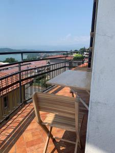 科麦里奥Suite Belvedere的海滩阳台的桌子和长凳