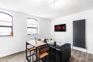 利兹Hot Deal - Luxury Apartment close to Leeds City Centre的白色的客房配有桌椅和窗户。