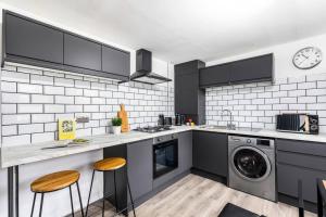利兹Hot Deal - Luxury Apartment close to Leeds City Centre的厨房配有洗衣机和烘干机