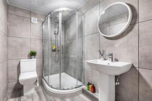 利兹Hot Deal - Luxury Apartment close to Leeds City Centre的带淋浴、卫生间和盥洗盆的浴室