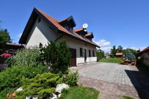 ŽakovcePRIVAT MARIANNA的前面有砖砌人行道的房子