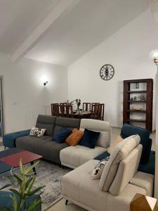 拉萨尔勒班La Villa Manee的客厅配有沙发和桌子