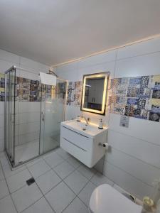 拿撒勒Maria's GuestHouse - Uphill View of Nazareth F的浴室配有卫生间、盥洗盆和淋浴。