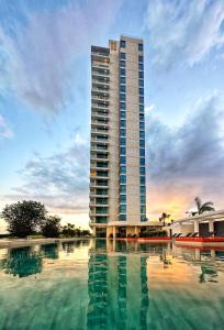 CupecoyMullet Bay Suites - Your Luxury Stay Awaits的一座高大的建筑,前面有一个大型游泳池
