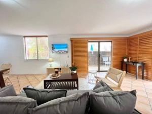 努萨角Paradise plantation on Noosa Hill 143NI的客厅配有沙发和桌子