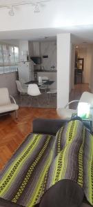 布宜诺斯艾利斯Departamento Pucara Obelisco的客厅配有沙发和桌椅