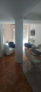 布宜诺斯艾利斯Departamento Pucara Obelisco的带桌椅的房间和客厅