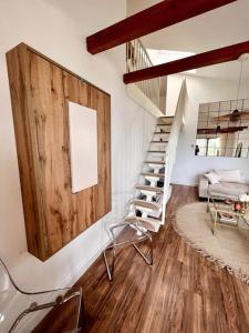 舍讷费尔德BALI HOME Stylische Wohnung mit Terrasse的客厅设有木墙和楼梯。